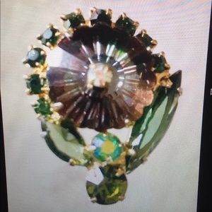 A beautiful vintage rivoli crystal flower brooch. Unsigned "Juliana style" 60’s